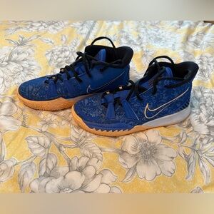 Like New Nike Kyrie 7 in Sisterhood Size 6Y GS